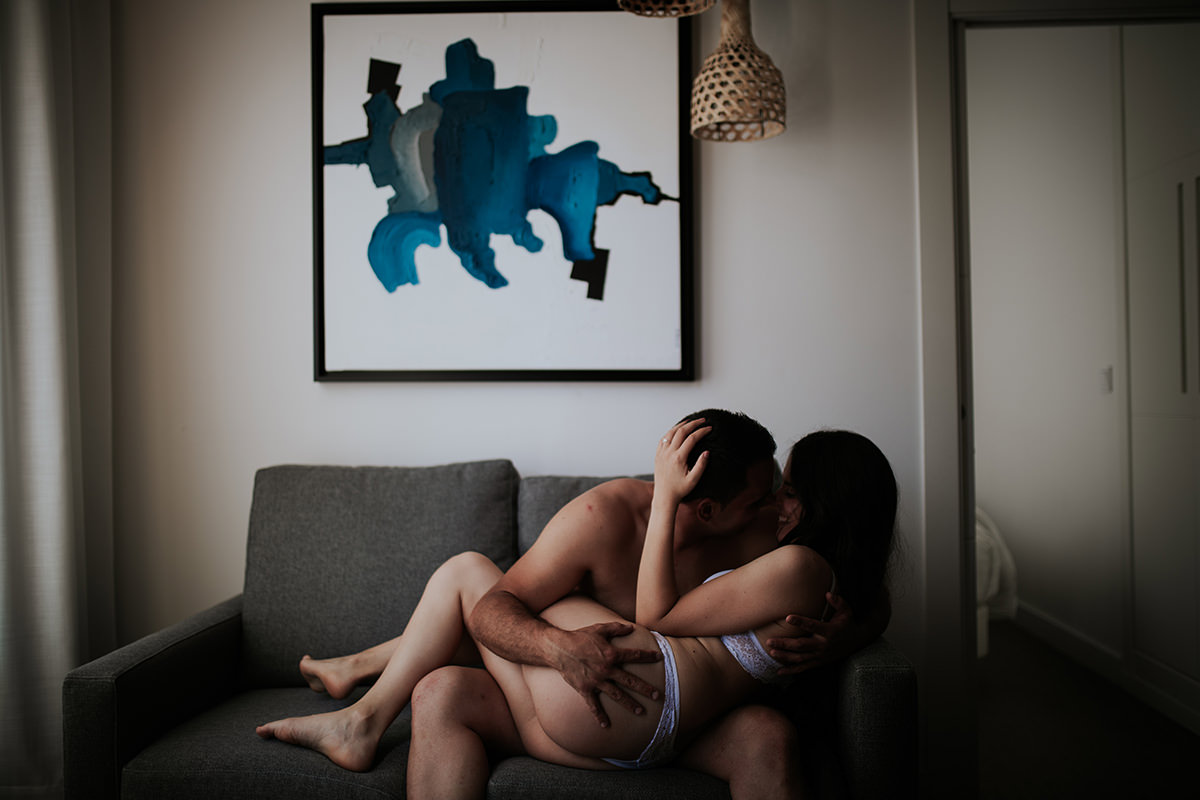 fotografía intimo pareja beso sofá