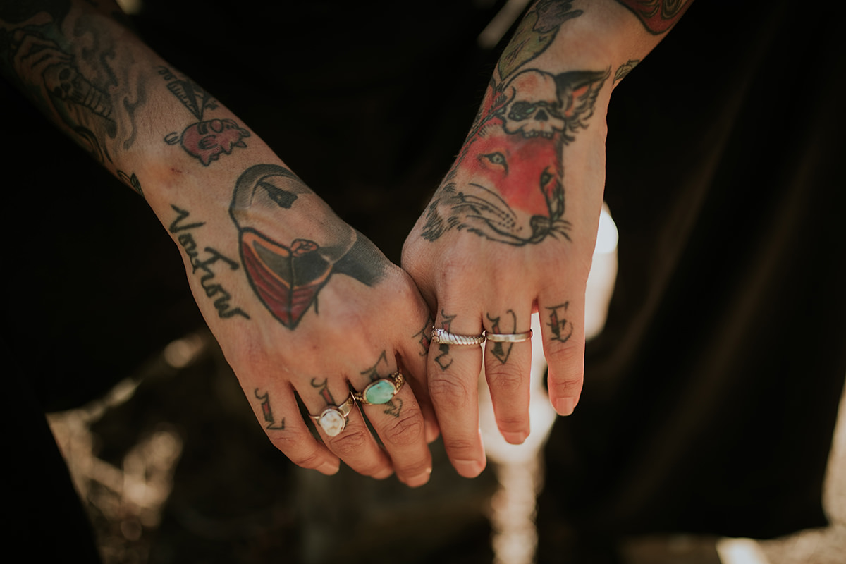 detalle manos tatuajes madre