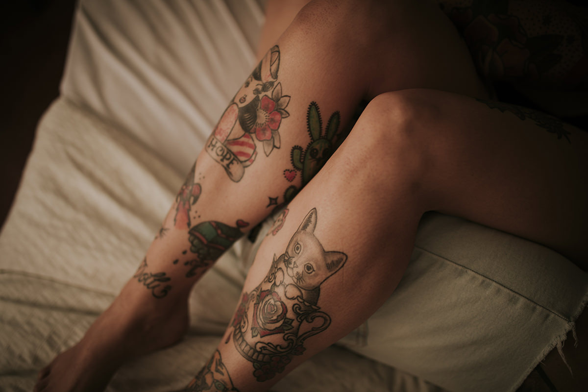 detalle piernas mujer tatuajes